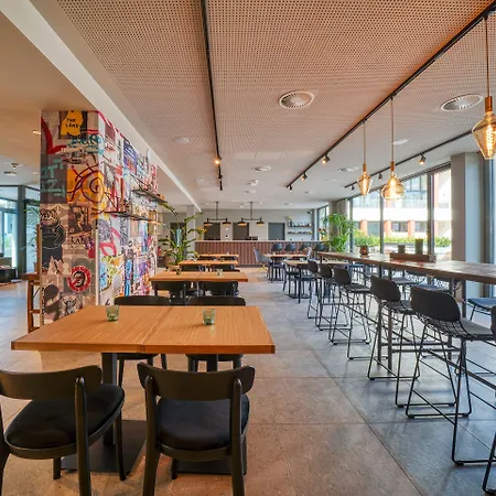 Plaza מלון אולם